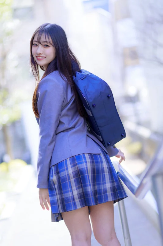 【deaa004】白ソックスの制服美女が童貞喪失させてくれた