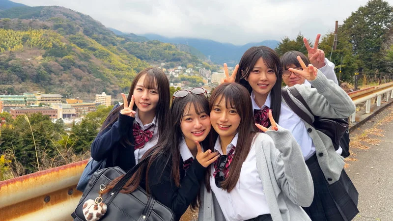 【deaa040】仲良し美少女J系 修学旅行先で乱交パーティー